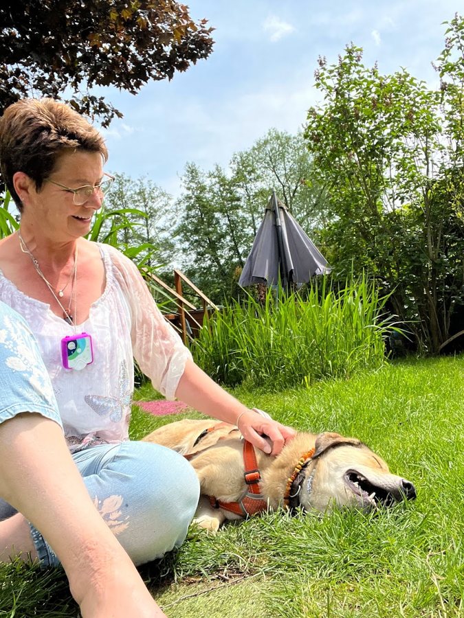 Kerstin Hartwigsen, Tierheilpraktikerin aus dem Odenwald, mit ihrer Hündin