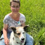 Kerstin Hartwigsen mit Hündin Scarlett auf der Wiese – Mensch und Tier