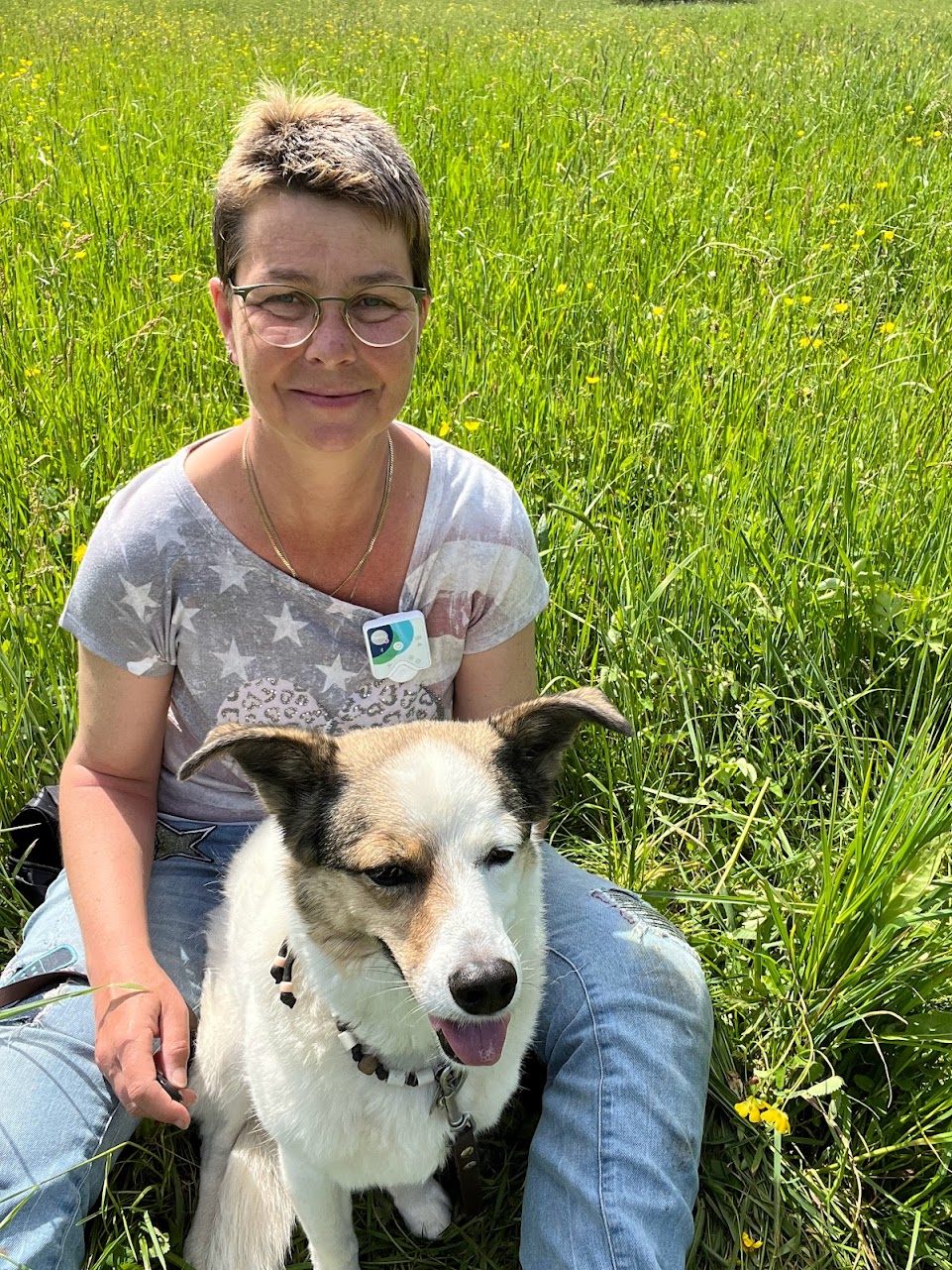 Kerstin Hartwigsen mit Hündin Scarlett auf der Wiese – Mensch und Tier